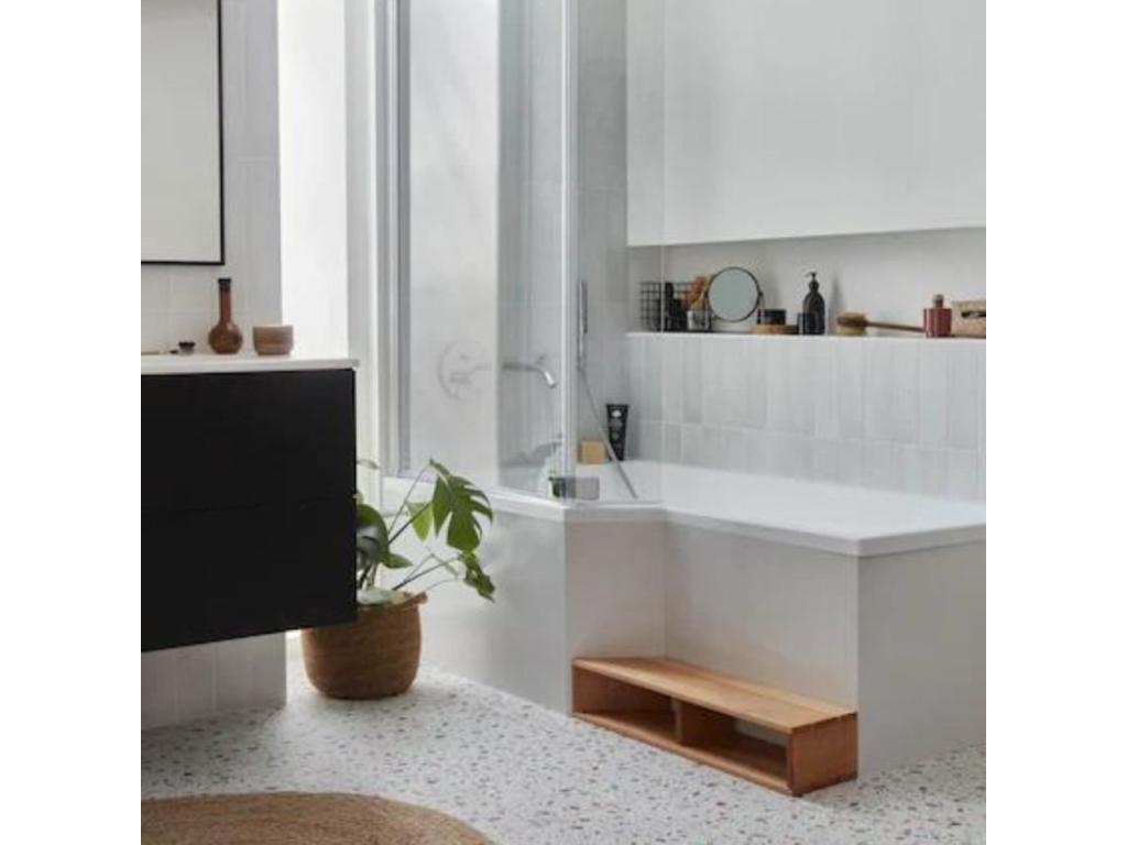 Meubiana Neo 160x90cm Non-Slip Bath/Shower Pack in Matte White - Left-Hand View with Chrome Bath Screen and Apron